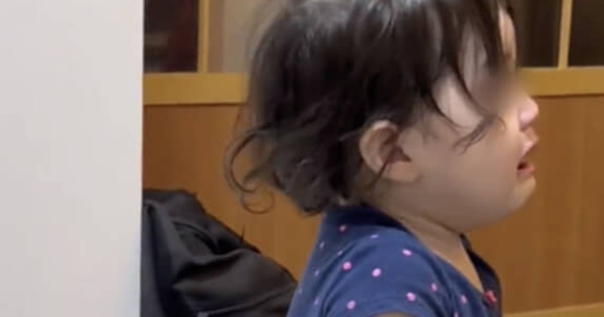 泣いてしまった1歳娘→目線の先には……「これは大人でも泣くww」　“美顔器中のママ”に衝撃「夢に出るわ」「想像してた美顔器と違うww」（1/3） | 育児 ねとらぼ