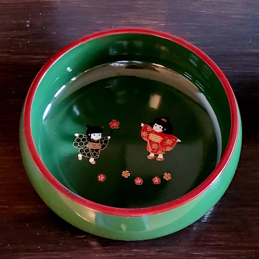 鞠つきする女の子の菓子器