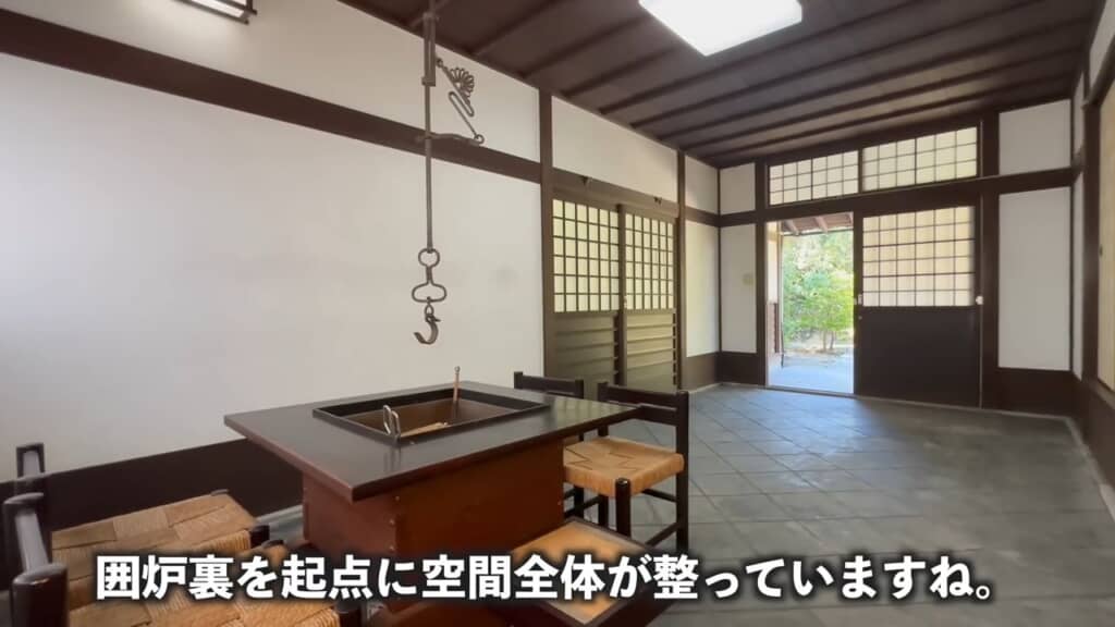 玄関の土間には皆でくつろげるいろり机