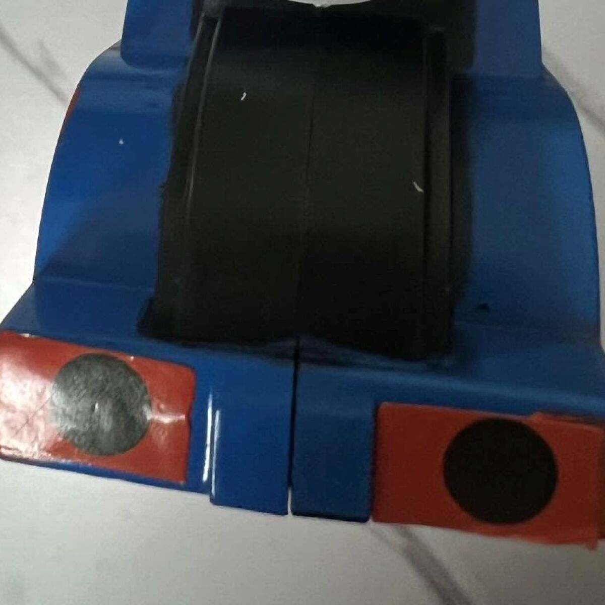 リサイクルショップで買ったトーマス→箱を開けたら……　ママ衝撃の見た目に「震えが止まらない」「もはやトーマスかどうかも怪しい笑 | ライフスタイル ねとらぼ