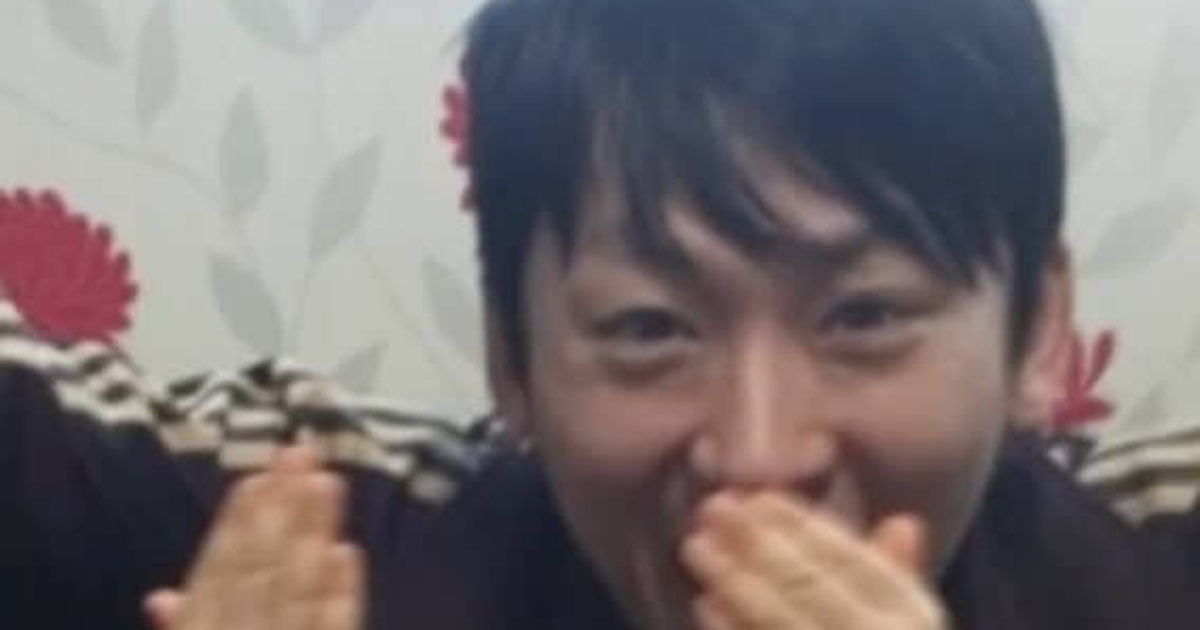 手を振る34歳パパと幼い息子たち→14年後……「え、待って」　衝撃の“現在の姿”が580万再生「遺伝ってすごい」【海外】（1/2） | ライフスタイル ねとらぼ