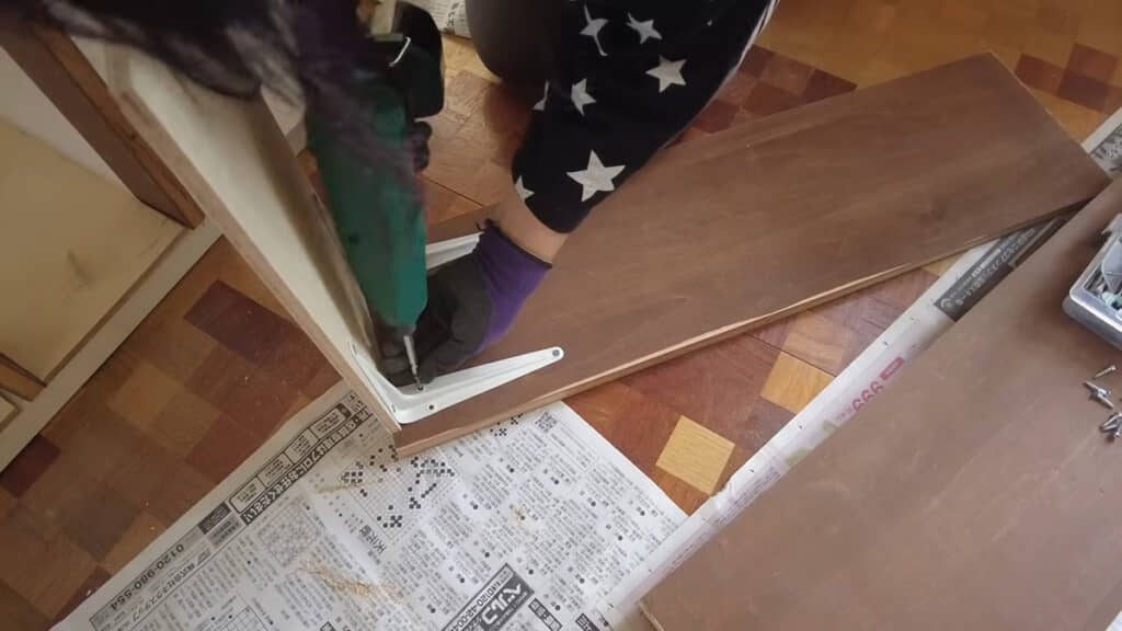 ごみ箱の床の扉をつなぐ