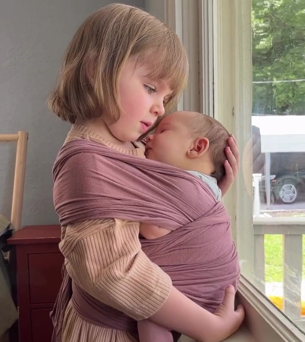 0歳赤ちゃんと5歳お姉ちゃん、同じ場所と同じポーズで撮影し、3年後……　「泣いてしまった」「尊すぎる」と353万再生【海外】（1/3） | 教育・子育て ねとらぼ