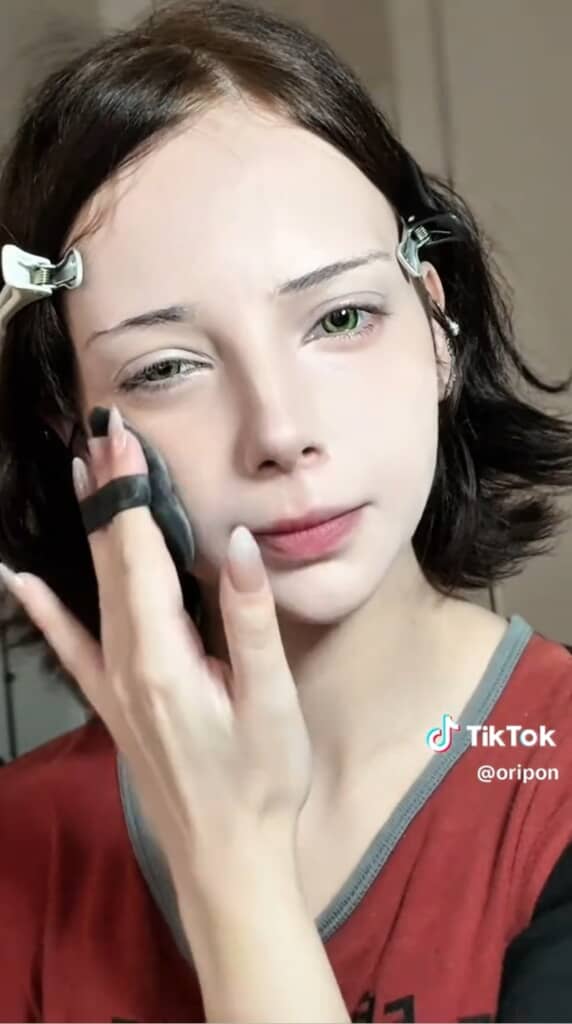 コンシーラーをなじませていきます