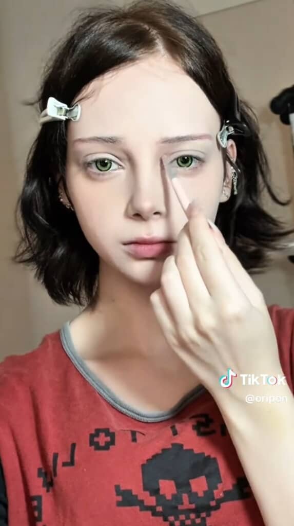 目の上にも陰影を付けます