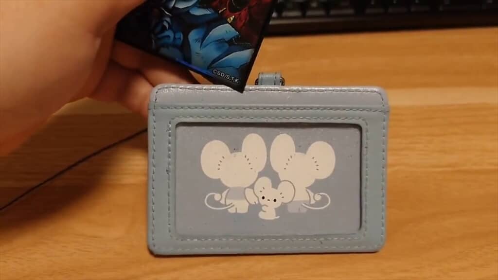 こちらをじっと見つめるイッカネズミの子ども……