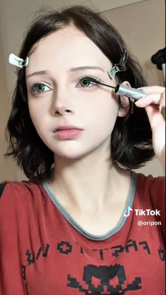 マスカラを付けて長いまつ毛を強調