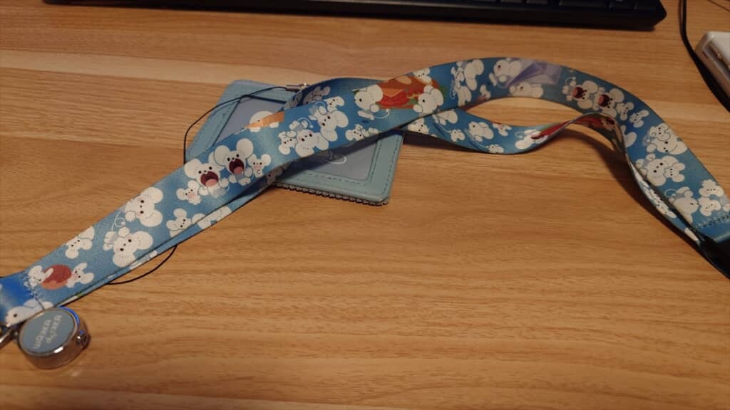 イッカネズミの楽しい生活が描かれたネックストラップ