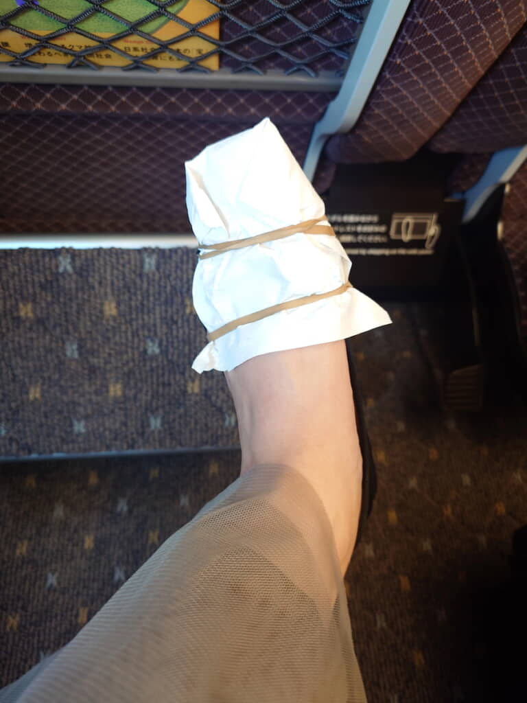 車掌さんが持ってきてくれた紙と輪ゴムで応急処置
