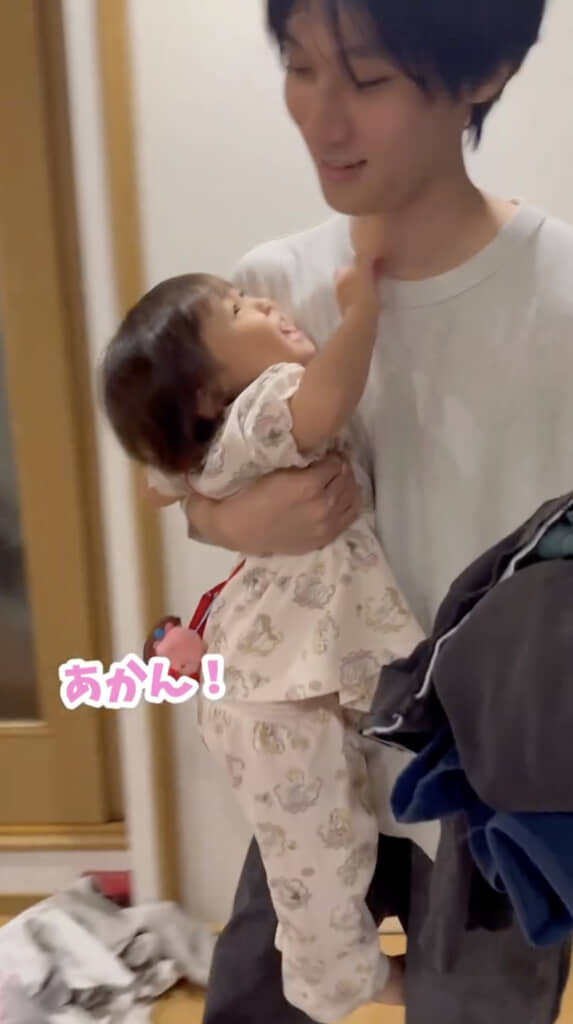 抱っこでどかしてみますが……