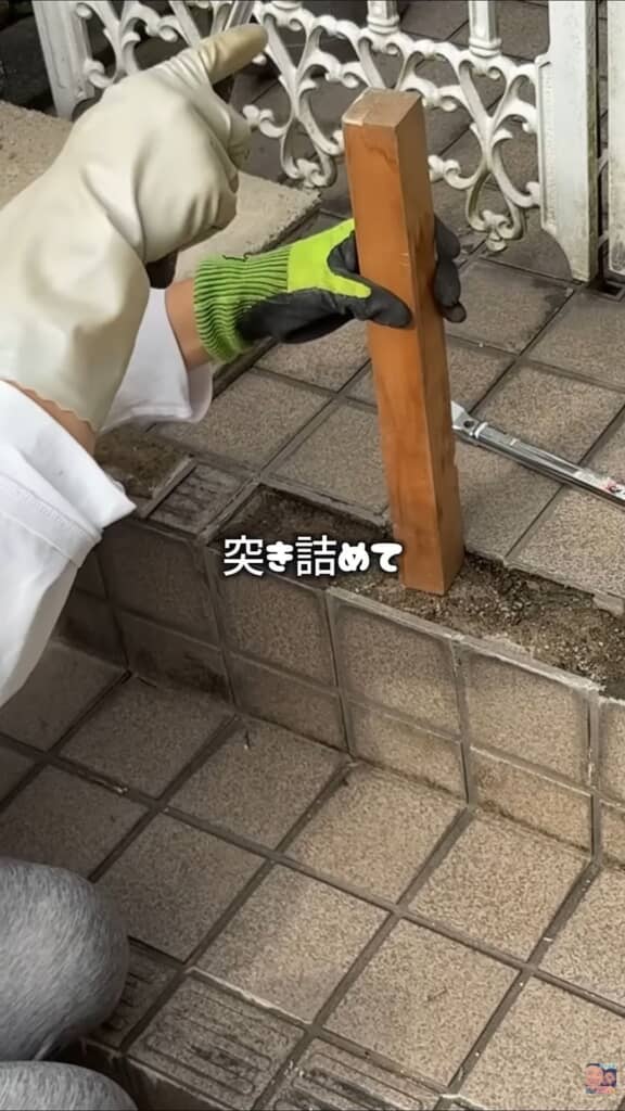 角材をつかって土台を突き固める様子