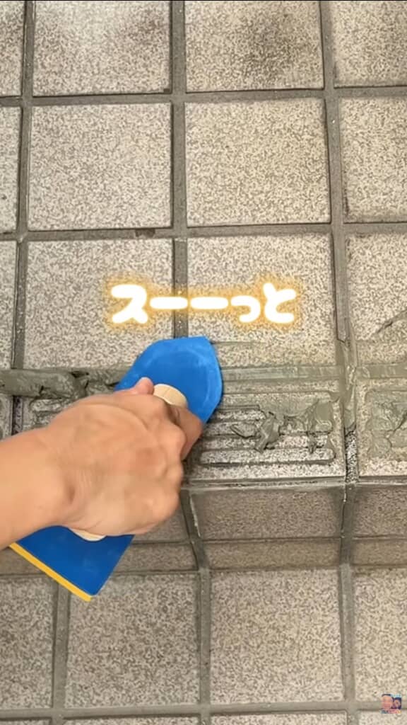 目地に盛り込んだ生セメントをならす