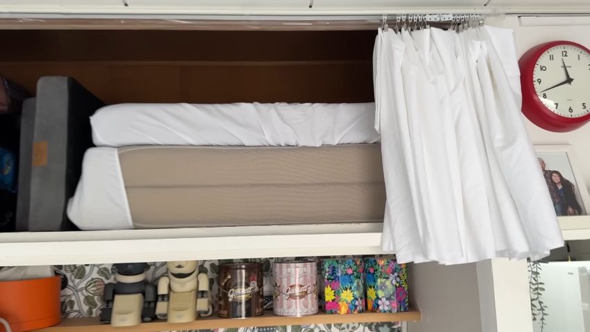 天袋の中に収納されているマットレス