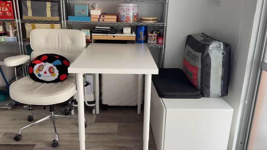 リビングにあるイケアのミニテーブルと引き出し収納付きの子ども用ベンチ