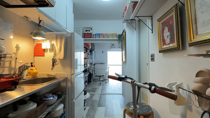 陶芸教室で自作したマグカップ型のランプシェードが飾ってあるキッチン