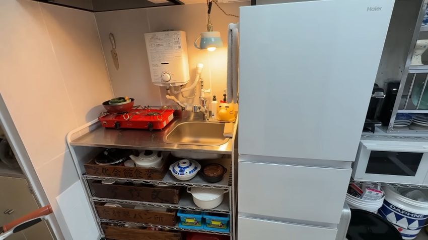 ミニキッチンと大きな冷蔵庫