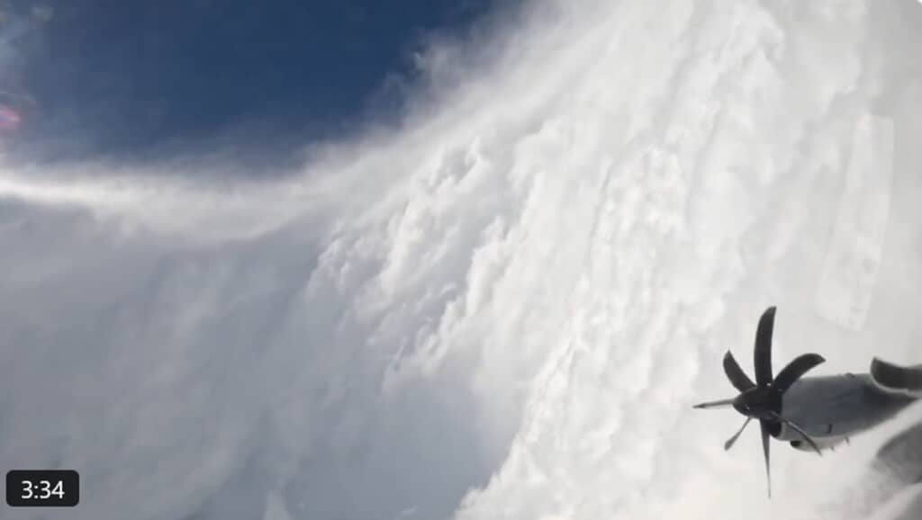 ハリケーン・メリッサにNOAA職員が乗った機体が突入