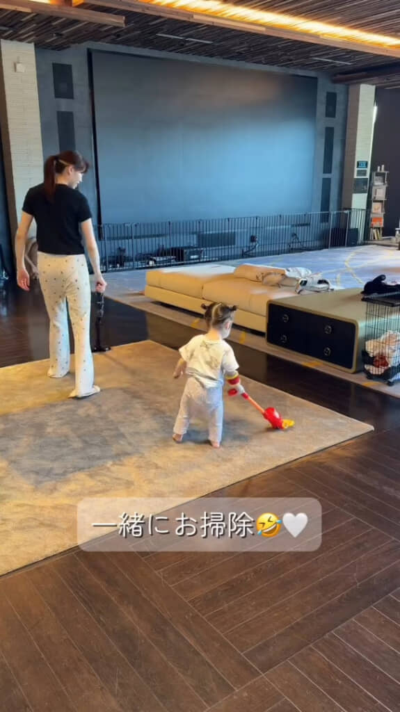 ママさんと一緒に掃除機をかけるつーちゃん