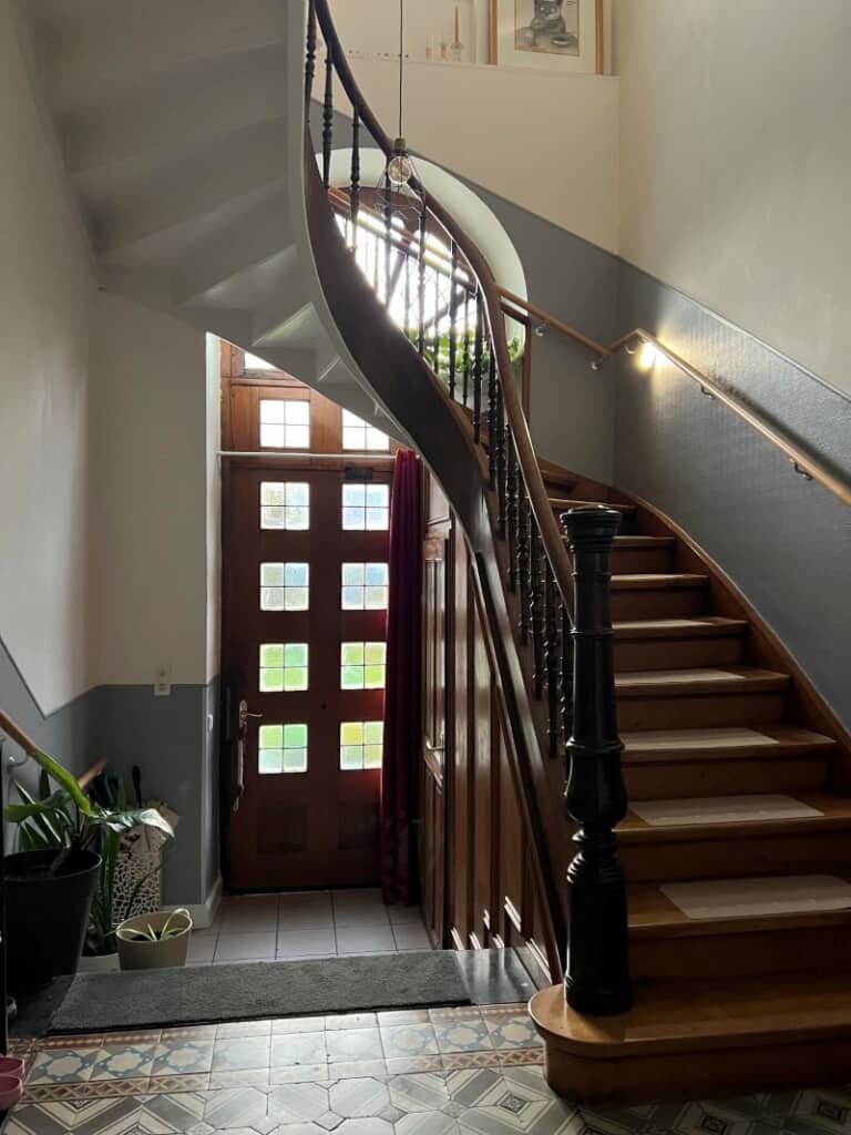 すてきな玄関とセンサーライトが付いた階段