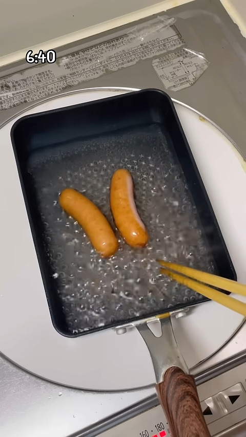 まずはウィンナーをゆでて