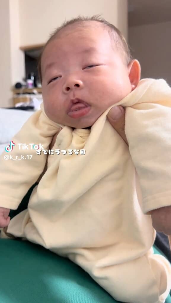 目と口を半開きにしたこっちゃん