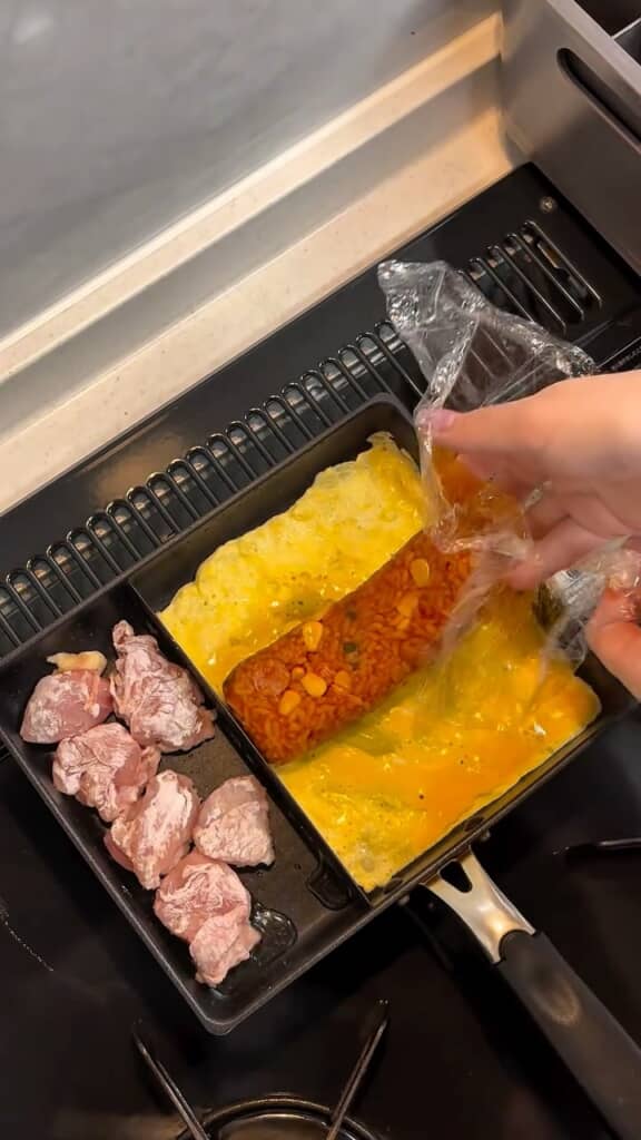 チキンライスを玉子でくるんで