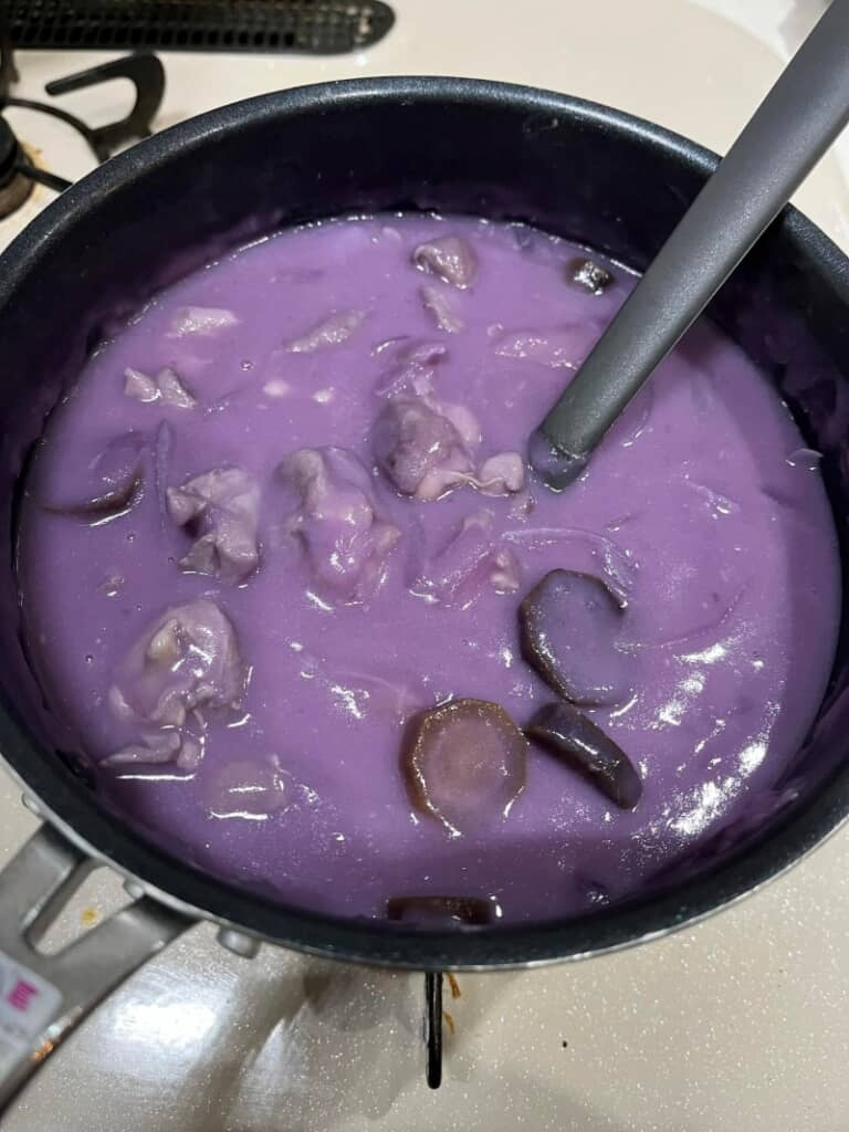 魔女がかき混ぜているスープのよう