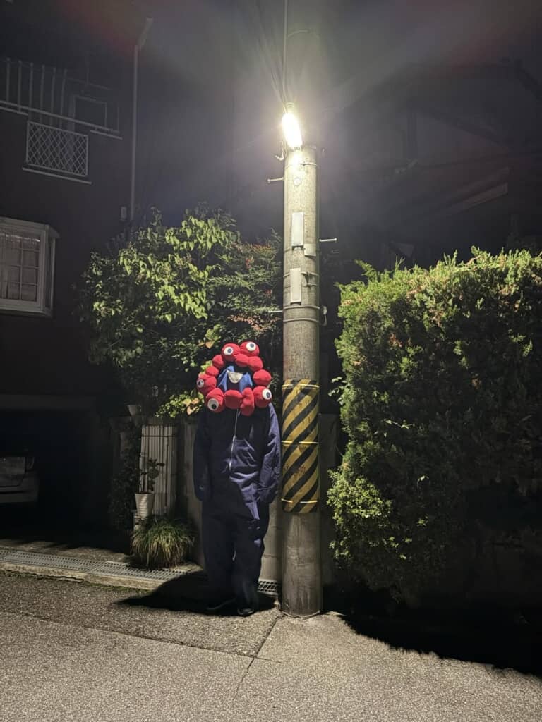 電信柱にたたずむミャクミャク……