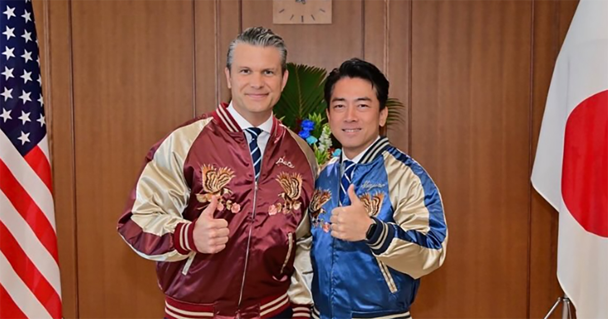 小泉大臣、“スカジャン外交”で米国防長官に贈った“意外なプレゼント”　防衛省「どこのご家庭でも手に入るようなもの」（1/2） | ニュース ねとらぼ