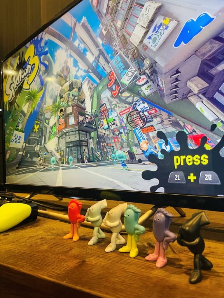 テレビの前で勢揃いしたイカ人タコ人達