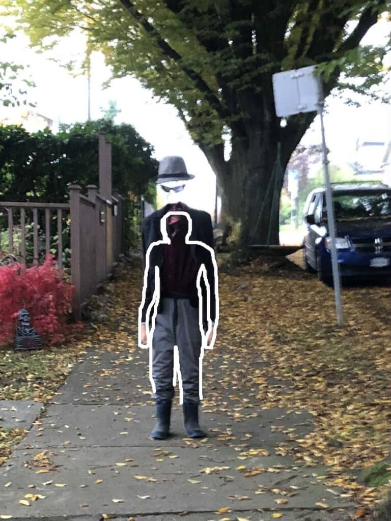 ジャケットの中に体を隠していました