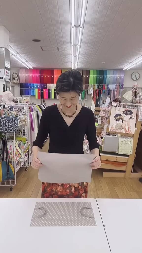 持ち手を挟むようにもう1枚布を重ねます