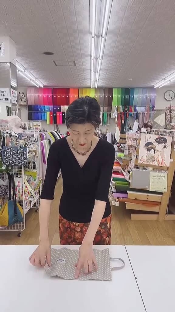 中心線を軸に、折り目に沿って両側から畳む