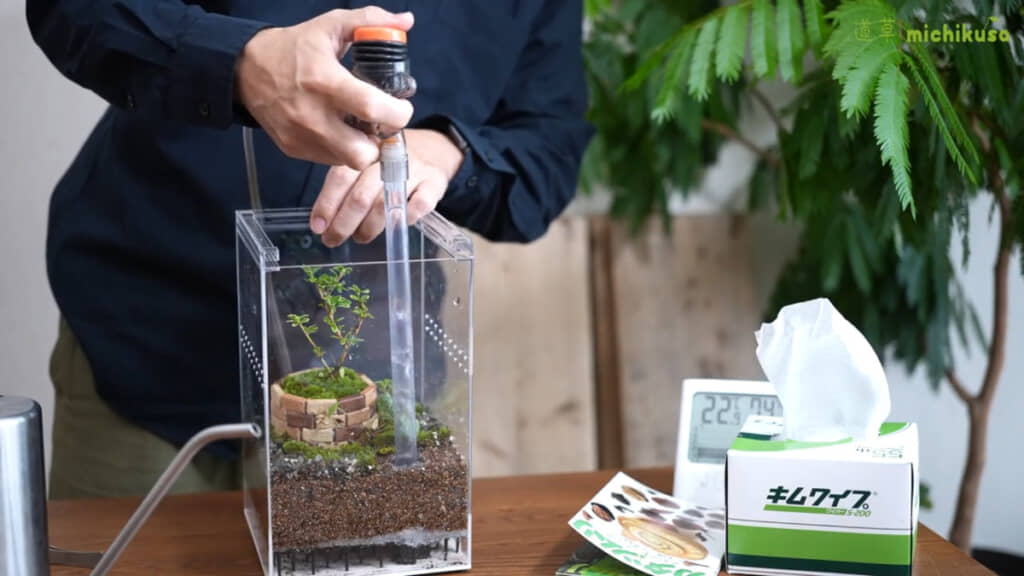 容器内に水をかけてからクリーナーポンプで抜き取って掃除しています