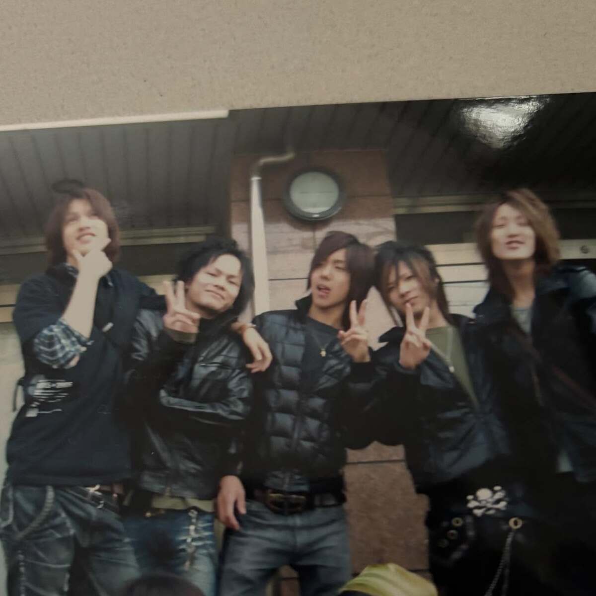 平成アイドル顔負け“イケイケの男子5人”→17年後……　同じポーズで撮影した現在の姿に「え？あれ？」「惚れる」 | ライフスタイル ねとらぼ