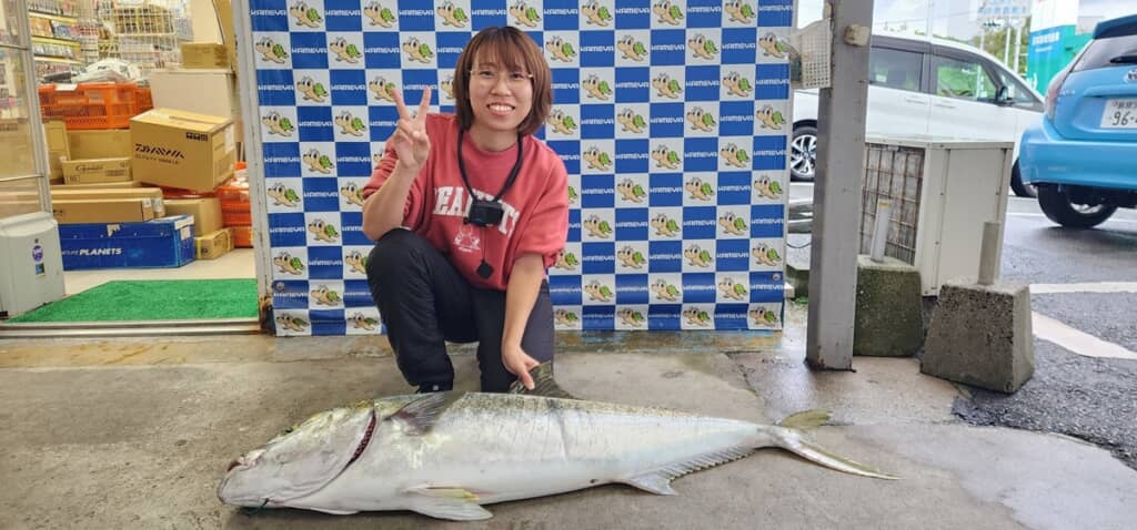 水平に置いたヒラマサとの記念写真