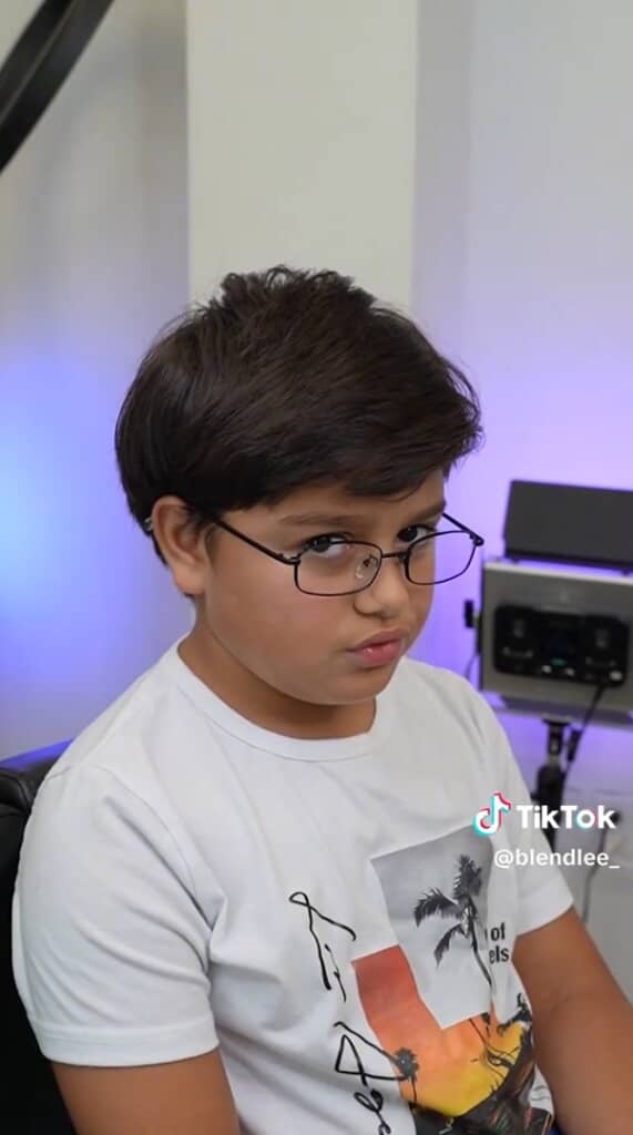 （3/4）ヘアカット前の少年。彼女の望む髪形にしようとするけなげなところがすてきです