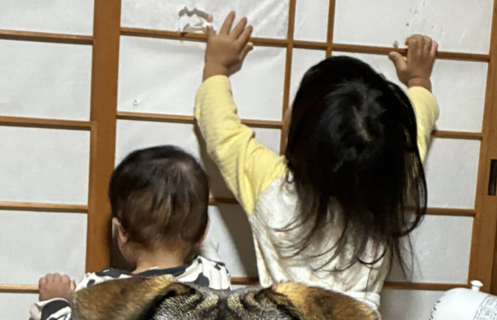 はしゃぐ子どもの手前に見切れる愛犬の耳。さぞかしほほえましい一枚に……？