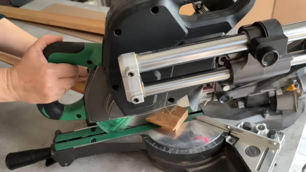 巾木の端を45度にカット