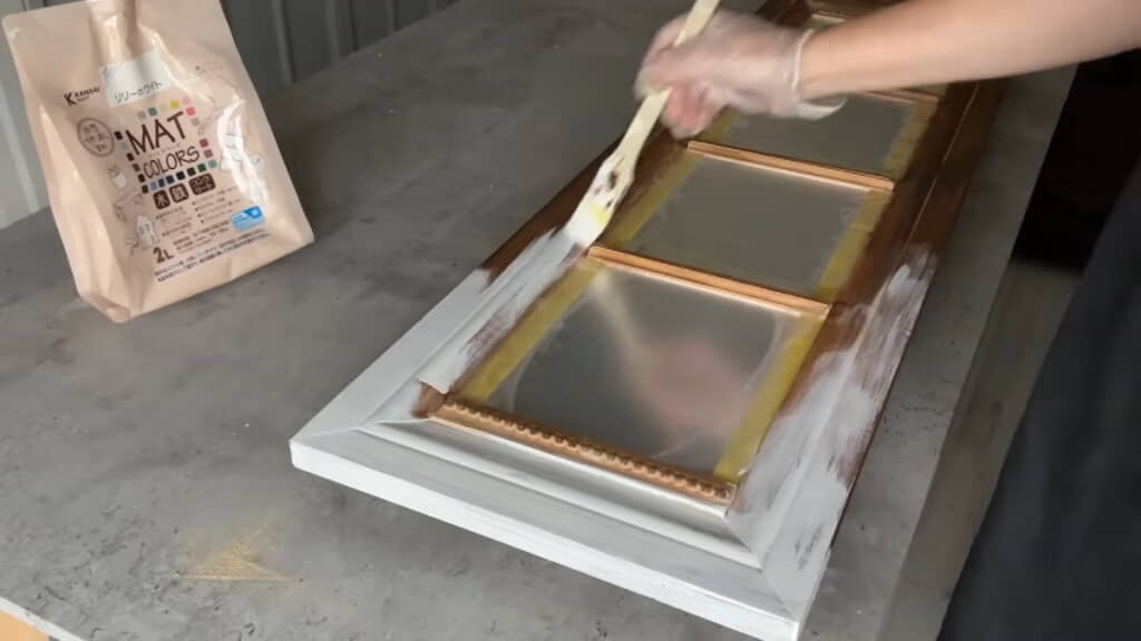 下地の上からホワイトの塗料を2度塗り