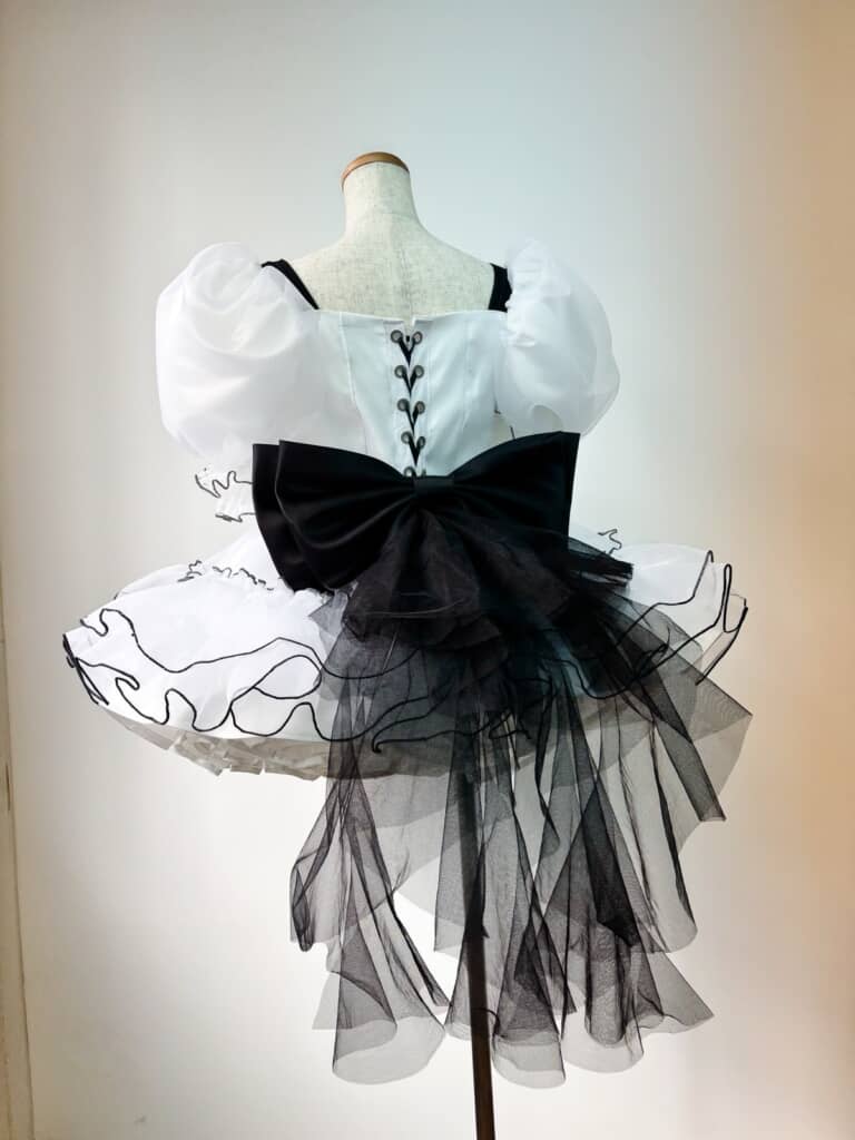 リボンの先にはたっぷりとしたメッシュレース