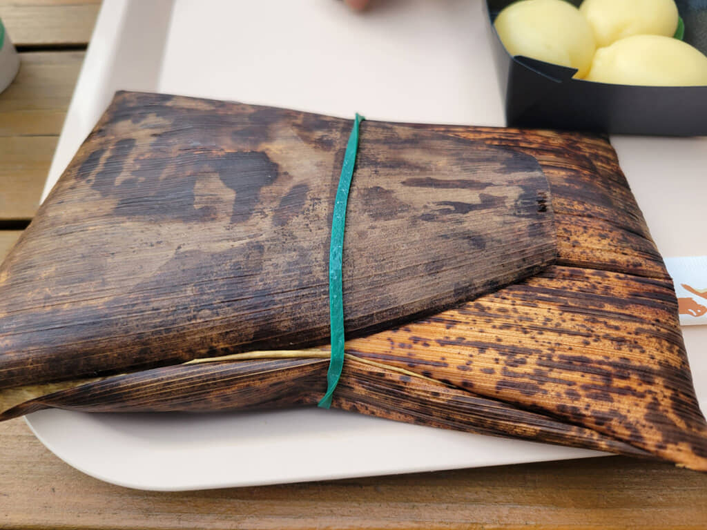 竹の皮に包まれたお弁当