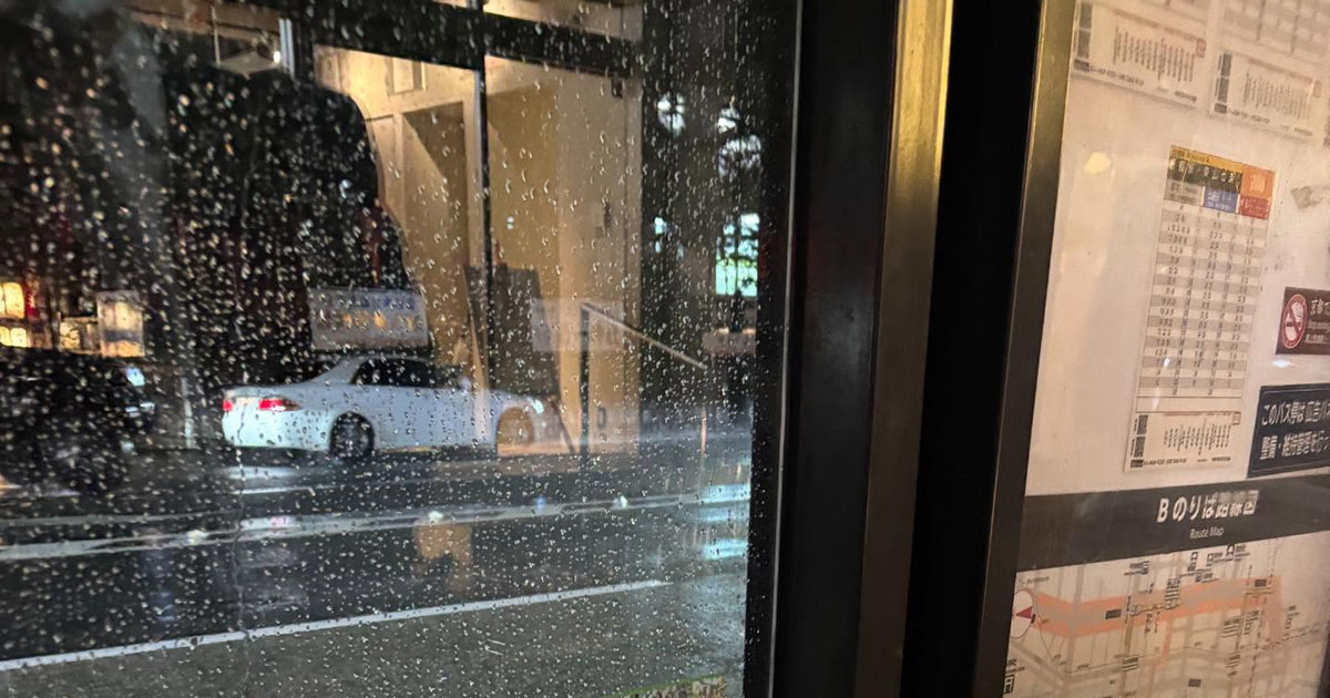 バス停にお弁当を忘れた小4息子→ママが現場で見た“まさかの光景”に「日本っていい国だなぁ」「優しい世界」（1/3） | 育児 ねとらぼ