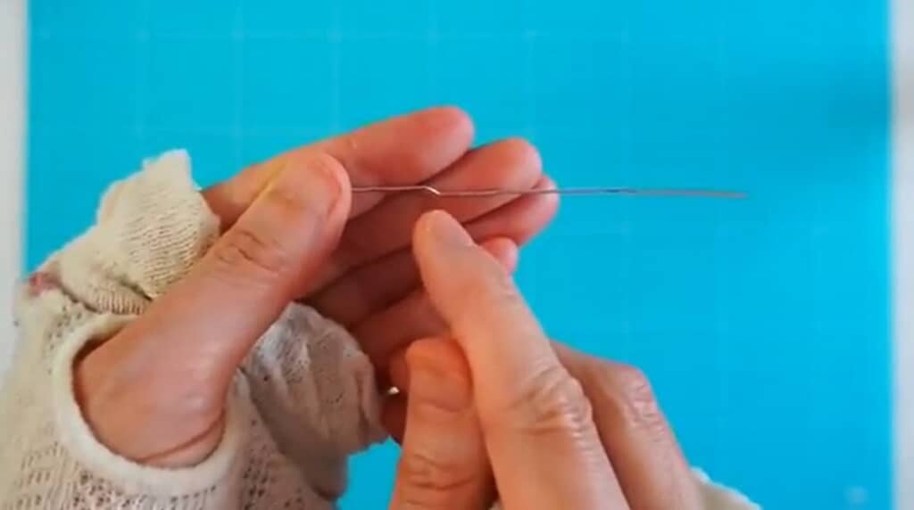 ゼムクリップを伸ばし、2カ所を折ります