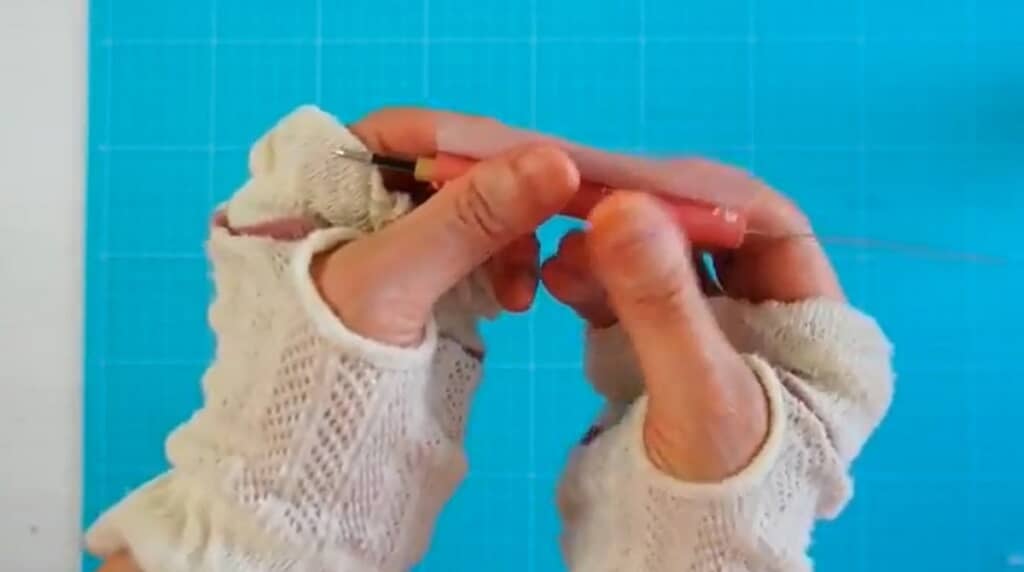 デザインペーパーを巻いていきます