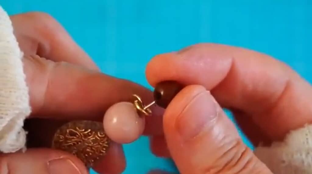 チャームを付ける場合は丸カンを組み合わせます