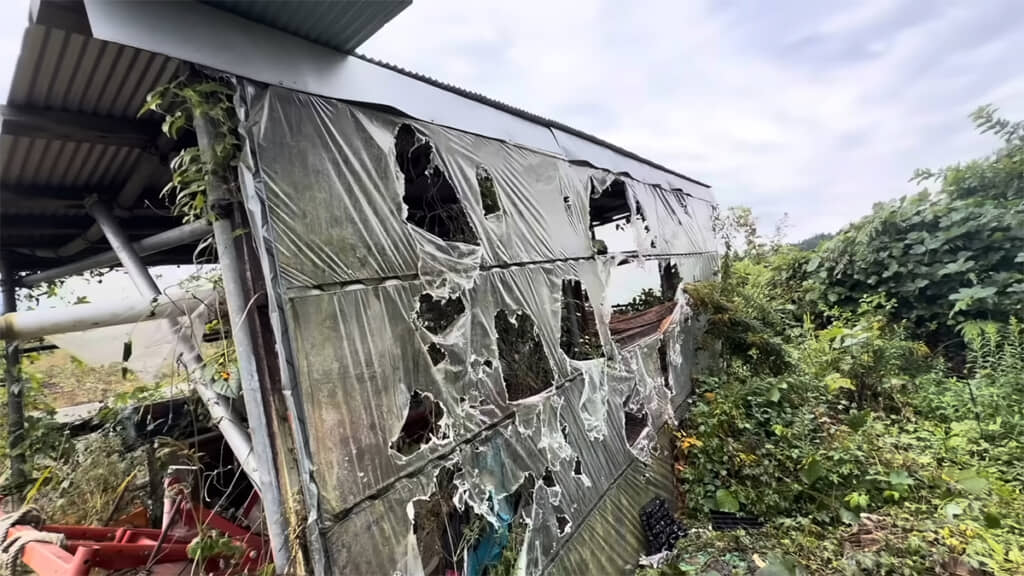 ビニールがボロボロになっていました