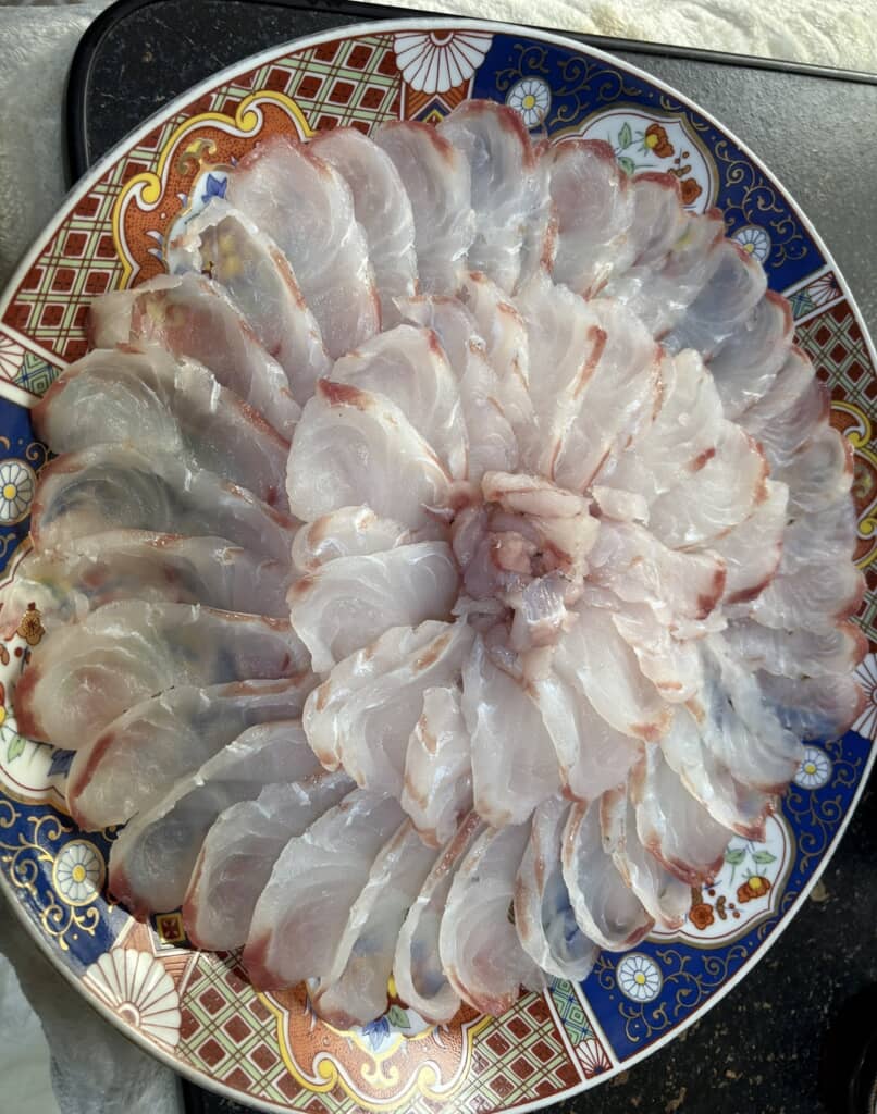 元料理人の隣人によって作られたヒラメの刺身