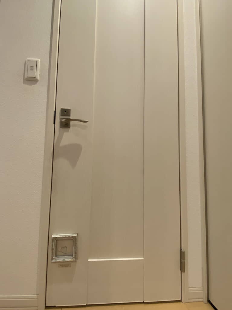 ドアの下のほうに入った亀裂に……