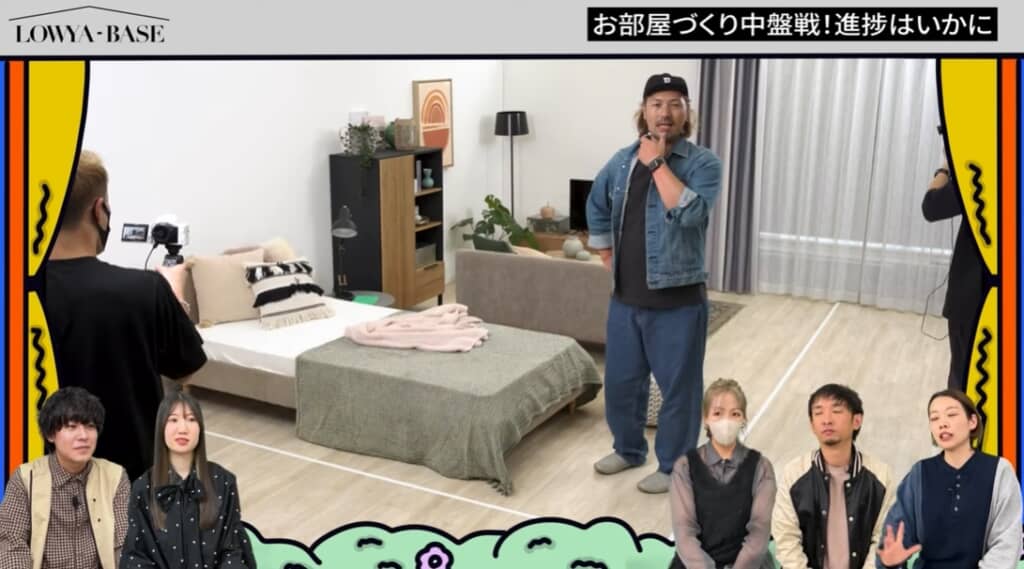 ベッドの上のピンクがあることでモカ色のソファがなじむ